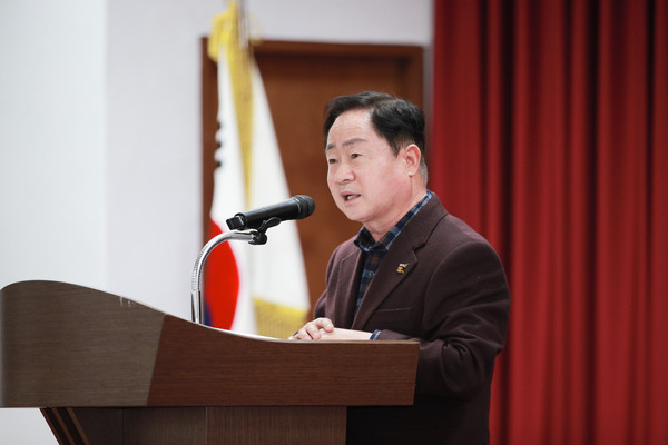 ▲ 주광덕 남양주시장이 '2025 새해농업인실용교육 농업인핵심리더반'서 인사말을 하고 있다.