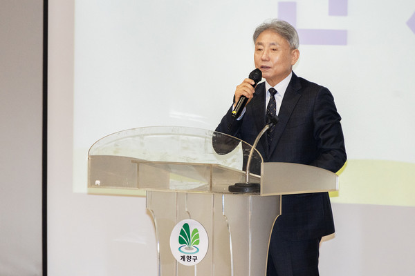 ▲ 윤환 계양구청장이 노인 일자리 및 사회활동지원사업 참여자들을 격려하고 있다.
