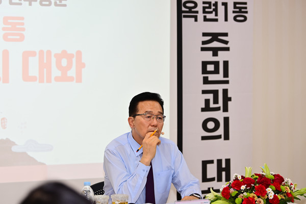 ▲ 이재호 연수구청장이 옥련1동 주민들과 대화를 나누고 있다.
