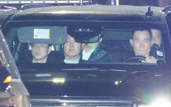 ▲ 윤석열 대통령이 15일 경기도 정부과천청사 고위공직자범죄수사처(공수처)에서 조사를 마친 뒤 서울구치소로 향하고 있다. /뉴시스
