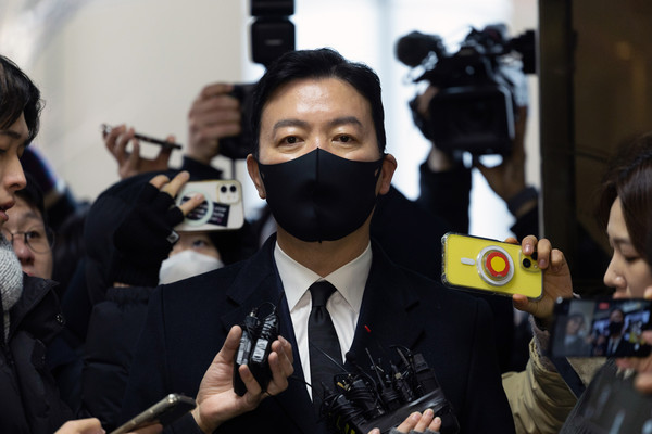 ▲ 김성훈 대통령경호처 차장이 지난 17일 서울 서대문구 경찰청 국가수사본부 특별수사단(특수단)에 출석하며 취재진 질문에 답변하고 있다. /뉴시스