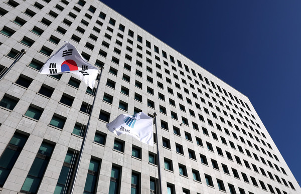 ▲ 지난해 9월 24일 오전 서울 서초구 대검찰청에서 검찰 깃발과 태극기가 나란히 바람에 휘날리고 있다. /뉴시스