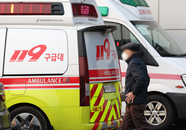 ▲ 의대 정원 증원에 반대하는 전공의들의 집단행동이 이어지고 있는 지난해 3월 3일 서울 시내 한 대학병원에 119 구급차가 대기하고 있다. /뉴시스