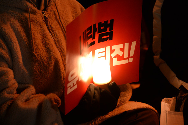 ▲ 민주노총 울산지역본부가 지난해 12월 9일 오후 울산 남구 롯데백화점 광장에서 윤 대통령 탄핵 부결! 국민의힘 규탄! 투쟁대회를 하고 있다. /뉴시스