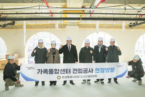 ▲ 기념촬영하는 화성특례시 도시건설위원들.
