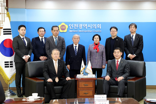 ▲ 인천시의회, 일본 나가사키현의회 의장 접견 기념촬영 모습.