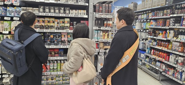 ▲ 설 명절을 앞두고 이마트 역삼점에서 과대포장 합동 점검을 실시하고 있다.