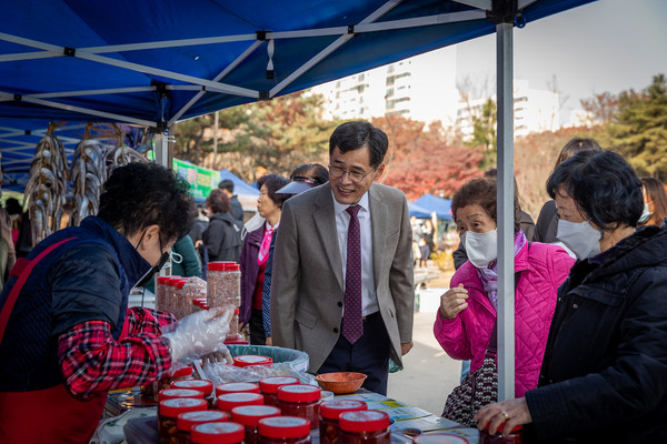 ▲ 지난 설맞이 직거래장터를 찾은 이기재 양천구청장.