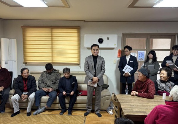 ▲ 정장선 평택시장 한파쉼터 방문 모습.