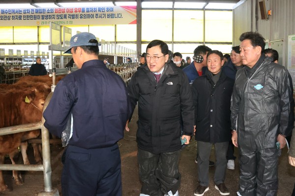 ▲ 주낙영 경주시장이 20일 불국동 소재 경주가축시장을 찾아 한우 거래 현장을 둘러보고 축산농가 및 관계자들의 애로사항을 청취하고 있다.
