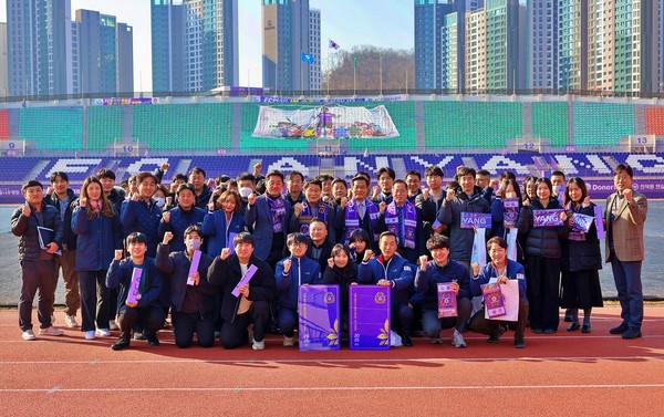 ▲ 안양도시공사 임직원 일동은 FC안양 연간회원권을 구매하고 비산종합운동장에서 기념촬영을 가졌다.