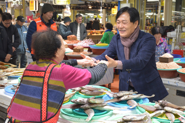 ▲ 박용철 강화군수 관내 전통시장 방문 모습.