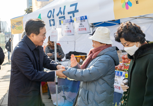 ▲ 마곡광장 설맞이 직거래장터 방문.