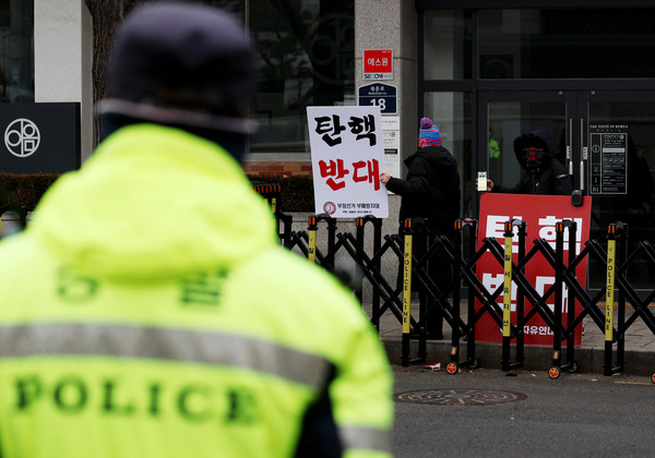 ▲ 20일 오전 서울 종로구 헌법재판소 앞에서 탄핵을 반대하는 지지자들이 손팻말을 들고 있다. /뉴시스