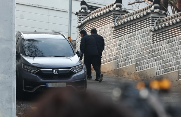 ▲ 경찰 비상계엄 특별수사단(특수단)이 20일 오후 서울 삼청동 대통령 안전가옥 폐쇄회로(CC)TV 확보를 위해 압수수색에 나섰다. /뉴시스