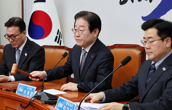 ▲ 의사봉 두드리는 이재명 대표. /뉴시스