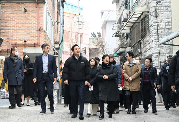 ▲ 규제철폐 대상지인 '미아동 130번지 일대'를 찾은 오세훈 서울시장이 현장을 둘러보고 있다. /뉴시스