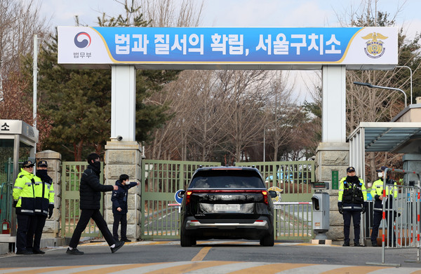 ▲ 윤석열 대통령이 헌정사 첫 현직 대통령 신분으로 구속된 19일 오후 경기 의왕시 서울구치소로 카니발 차량이 들어가고 있다. /뉴시스