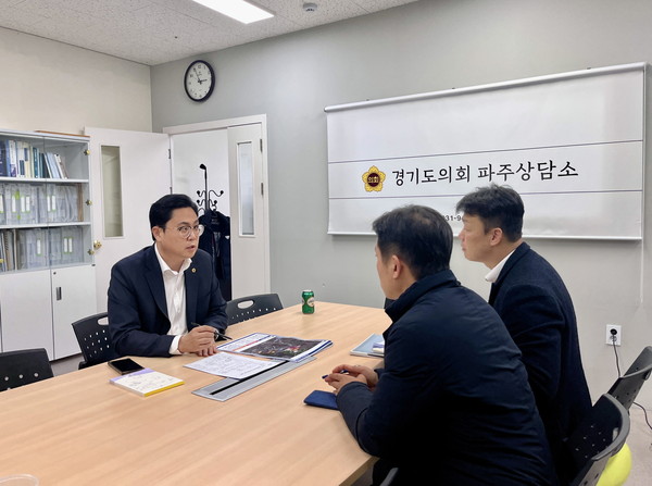 ▲ 이용욱 의원 파주시 정해오 평화경제과장과 김성태 신성장사업팀장과의 정담회.