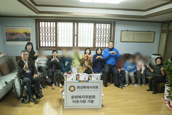 ▲ 화성특례시의회 문화복지위원회 동탄사랑의집 방문 모습.