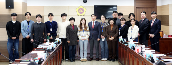 ▲ 인천시의회 제299회 운영위원회를 참관한 제4기 인천시의회 대학생 인턴들이 기념촬영을 하고 있다.