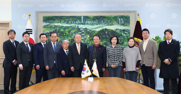 ▲ 서울시의회, 일본 나가사키현의회 대표단 접견 기념촬영 모습.