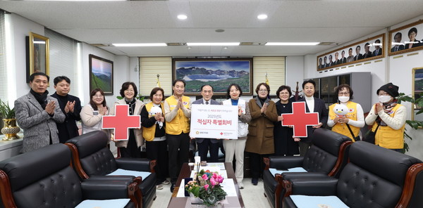 ▲ 2025년 적십자 특별회비 전달 기념촬영 모습.