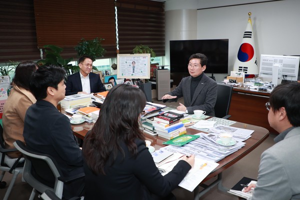 ▲ 이상일 용인특례시장이 여운홍 K-GTSEC센터장과 만나 반도체산업 인재 양성 방안에 대해 논의하고 있다.
