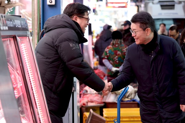 ▲ 정원오 성동구청장이 지난 16일 마장축산물시장을 찾아 상인들과 인사를 나누는 모습.