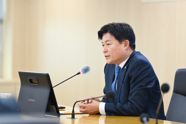 ▲ 조용익 부천시장이 업무보고회를 ‘종이 없는 회의’로 진행하고 있다.