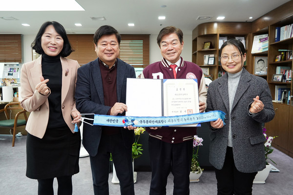 ▲ 수상 기념촬영 하는 이필형 구청장과 직원들.