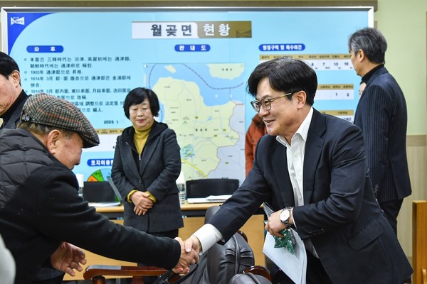▲ 김병수 시장이 월곶면 신년인사회에서 시민들과 인사를 나누고 있다.