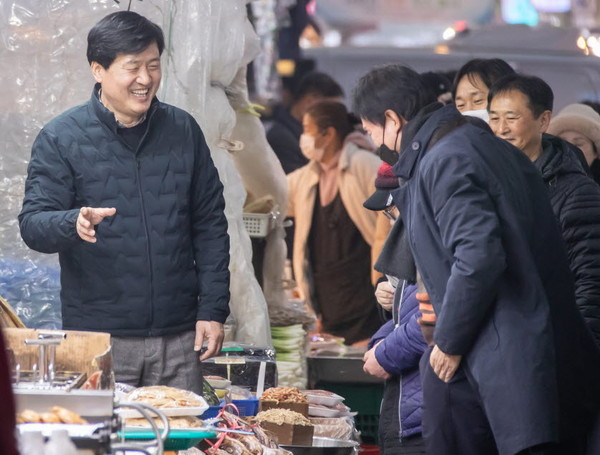 ▲ 설 맞이 관내 전통시장 찾은 강범석 인천서구청장.