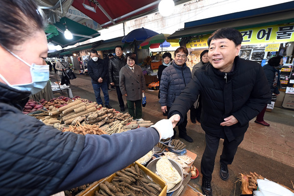 ▲ 차준택 부평구청장 설 맞이 전통시장 방문 모습.