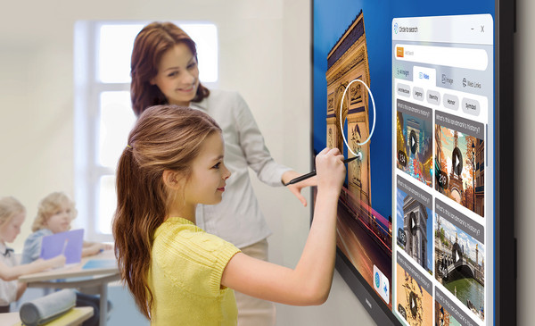 ▲ 삼성전자 '2025년형 AI 전자칠판'으로 '삼성 AI 어시스턴트(Samsung AI Assistant)' 기능을 사용하는 모습. (사진=삼성전자 제공)