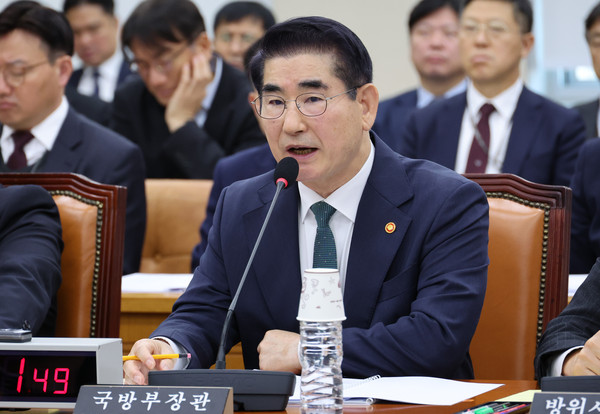 ▲ 김용현 국방부 장관이 지난해 11월 28일 오전 서울 여의도 국회에서 열린 국방위원회 전체회의에서 의원 질의에 답변하고 있다. /뉴시스