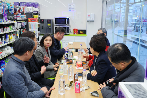 ▲ 편의점 도시락 시식 중인 최호정 의장.