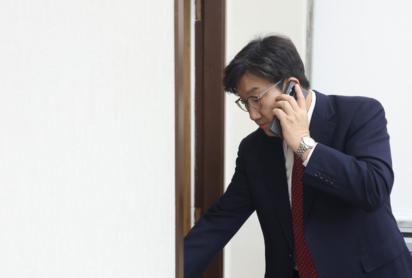 ▲ 전화 통화하는 권성동 원내대표. /뉴시스