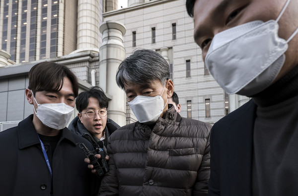 ▲ 조지호 경찰청장이 지난해 12월 13일 서울 서초구 서울중앙지방법원에서 열린 12·3 비상계엄 사태에 동조한 혐의 관련 영장실질심사(구속 전 피의자 심문)를 마친 뒤 법원을 나서고 있다. /뉴시스