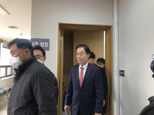 ▲ 21일 뇌물 수수 등의 혐의를 받는 임종식 경북 교육감이 대구지법 포항지원에서 재판을 마치고 법정을 나오고 있다. /뉴시스