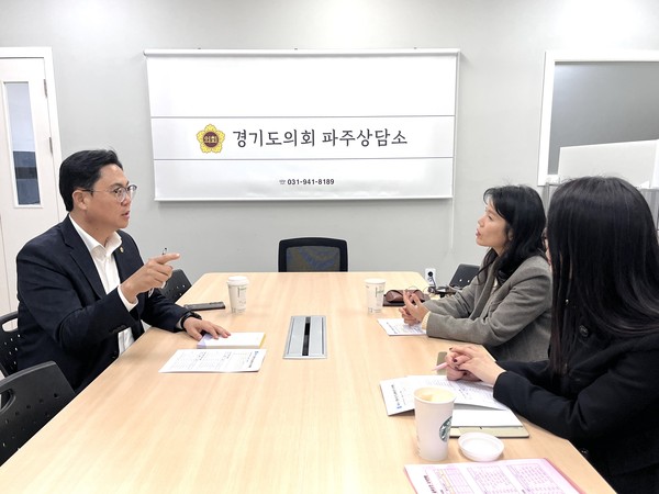 ▲ 경기도시장상권진흥원 북서센터 관계자들과 얘기 나누는 이용욱 의원.