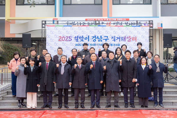▲ 21일 강남구의회 의원들이 ‘2025 설맞이 직거래 장터’에서 단체사진을 찍고 있다.