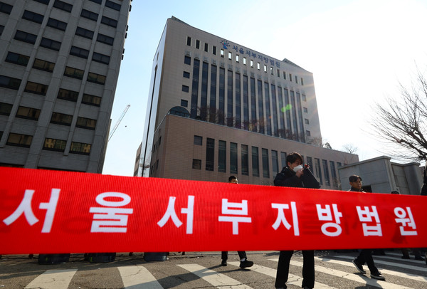 ▲ 지난 19일 윤석열 대통령 지지자들의 폭력사태가 일어난 서울 마포구 서울서부지방법원 앞에서 경찰 병력이 출입을 통제하고 있다. /뉴시스