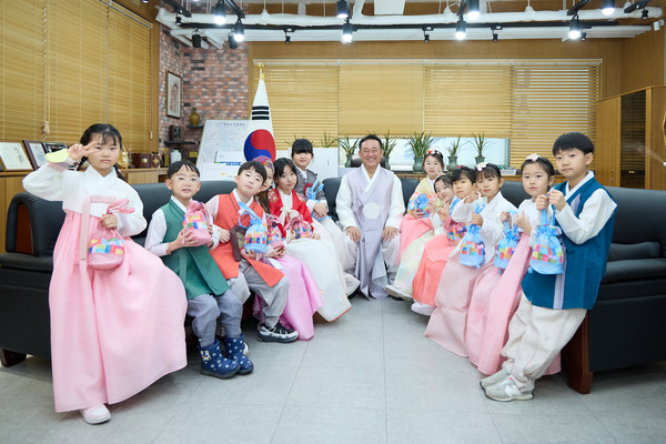 ▲ 여주시 다함께돌봄센터 어린이들과 이충우 여주시장.
