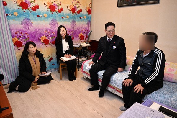 ▲ 강수현 양주시장 관내 홀몸 어르신 가구 방문 모습.