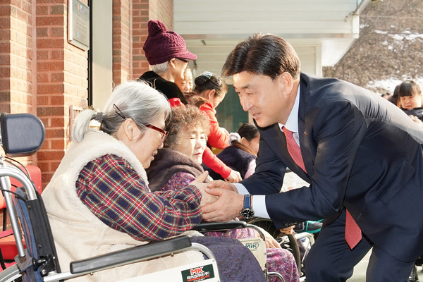 ▲ 방세환 광주시장이 관내 사회복지시설 입소자와 인사를 나누고 있다.