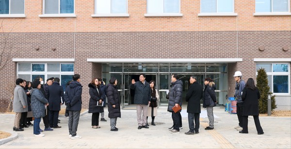▲ 도성훈인천광역시교육감, 25년 3월 신설학교 개교준비 현장 모습.