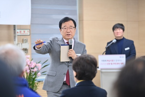 ▲ 이현재 하남시장이 신장1동 주민과의 대화에서 시민의 질의에 답변하고 있다.