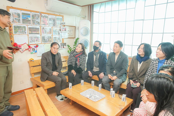 ▲ 복지시설을 방문 중인 화성특례시의회 경제환경위원회.
