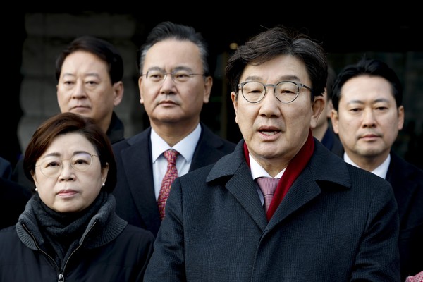 ▲ 권성동 국민의힘 원내대표와 국회 법제사법위원회 소속 여당 의원들이 22일 서울 종로구 헌법재판소에서 헌재에 대통령 권한대행 중 탄핵소추된 한덕수 국무총리 심판 사건의 조속한 처리 등을 요구하며 항의하고 있다. /뉴시스